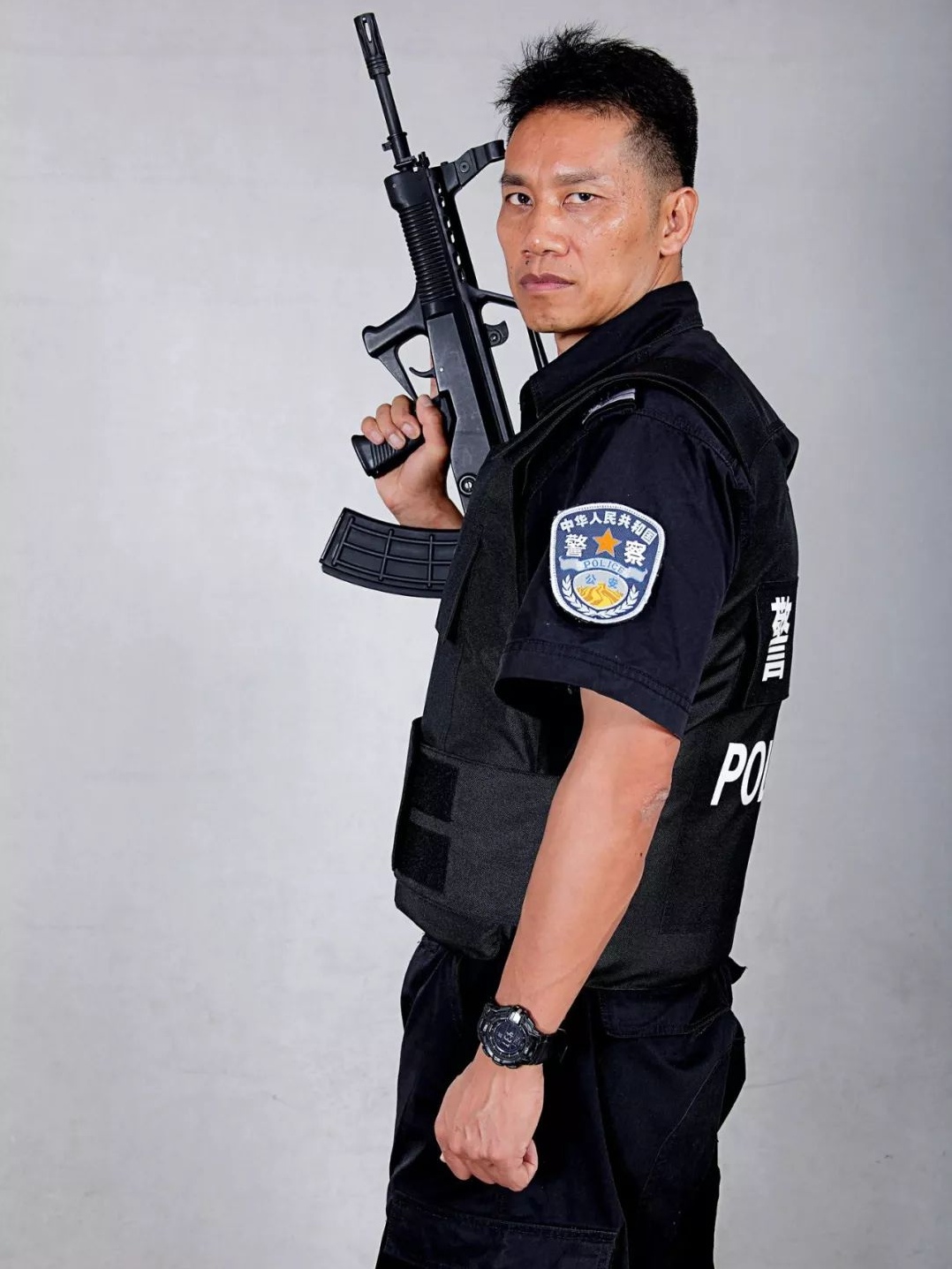 "摩托狂飙,警察追逐,使命必达摩托车的疯狂夜晚" 在一个寒冷的冬夜,我