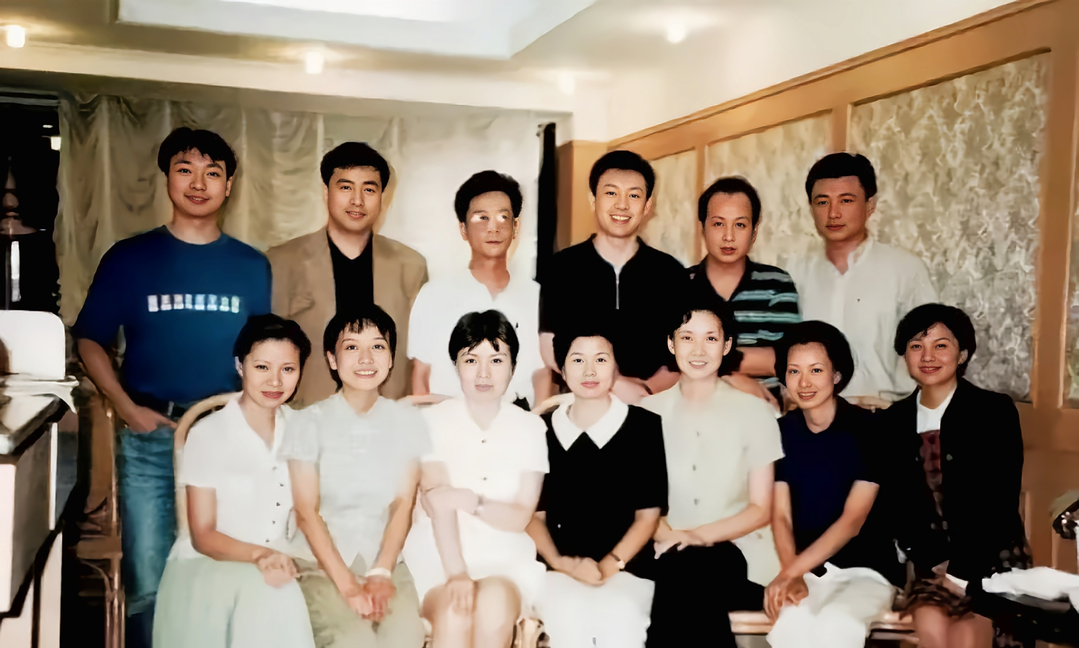 1张央视13位主播名嘴的合影老照片.