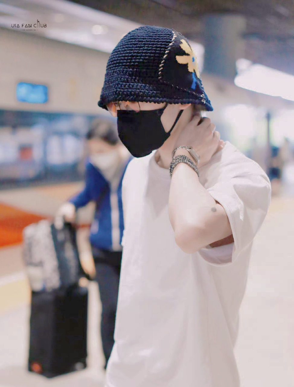 易烊千玺戴了顶帽子,是怕粉丝们看到发色么,其实大家都猜到了嘻嘻