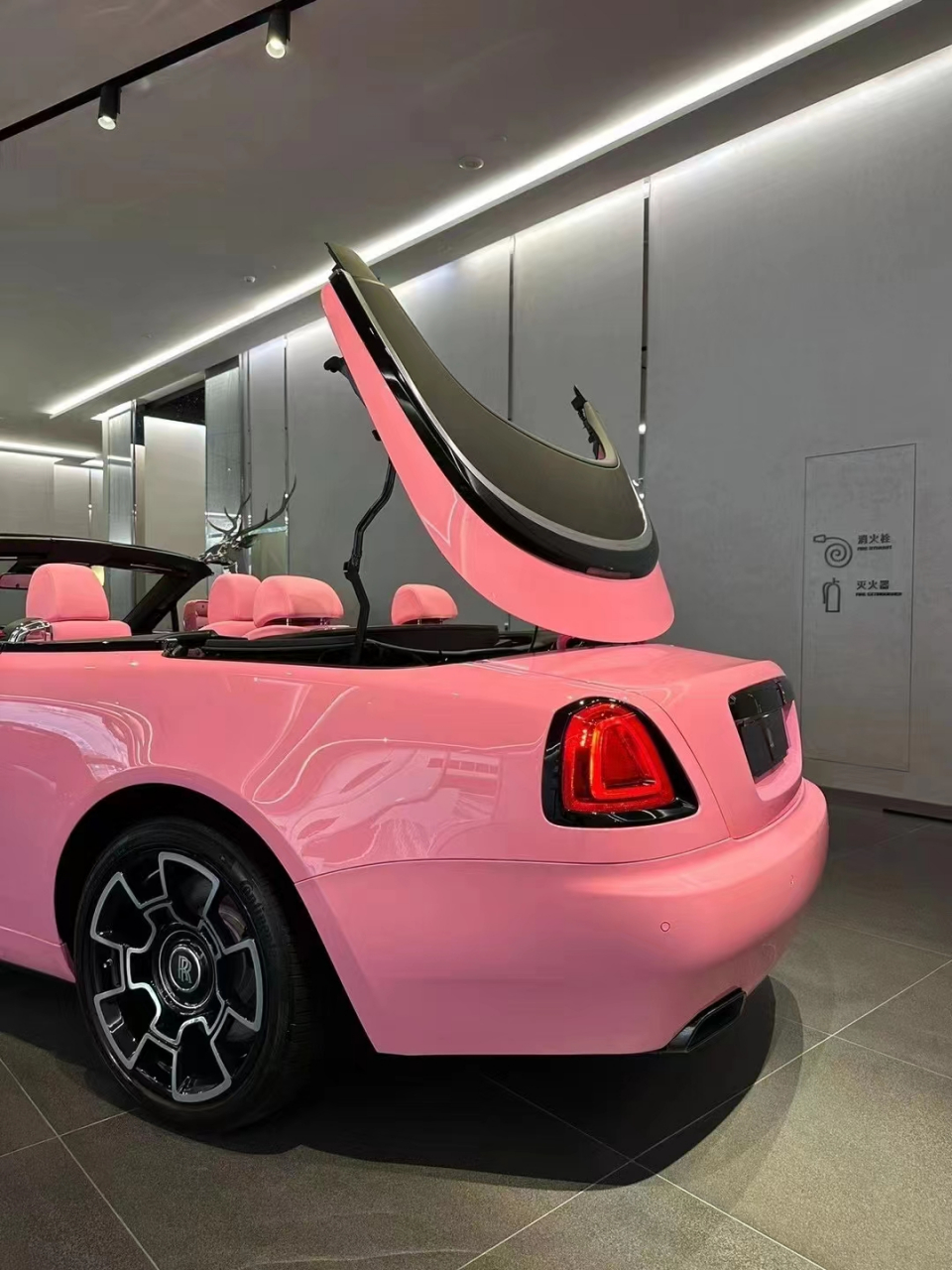劳斯莱斯粉色敞篷,外观粉色,内饰粉色,喜欢粉色的朋友的最爱.