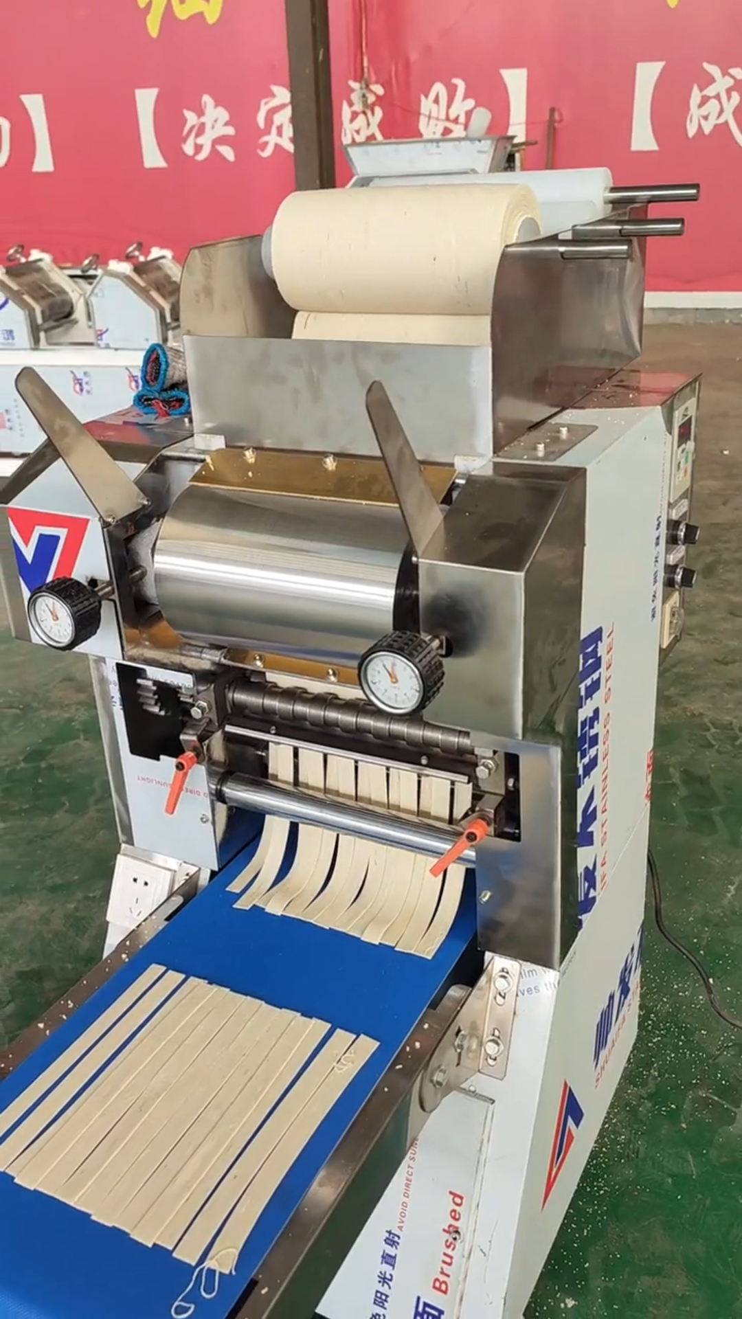 168型号压面机 全球大型商用压面机 全不锈钢面条机 两公分面条机-度