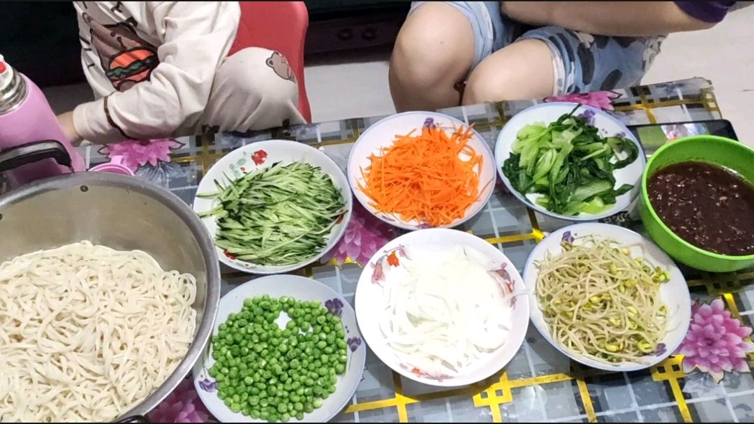 简单的家常版炸酱面,营养又健康易学,加上配菜好吃的不得了