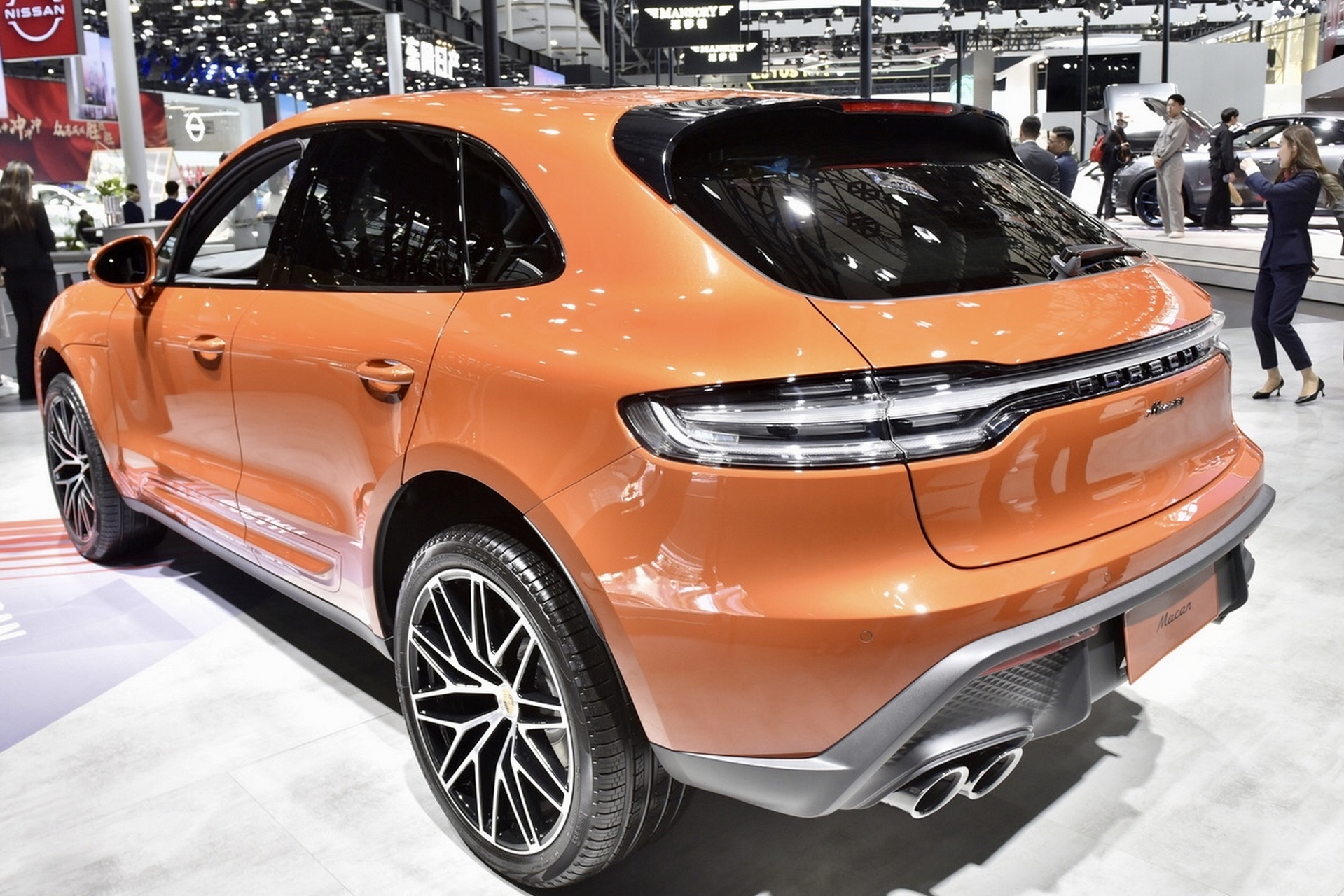 车展上的保时捷macan,前脸外观美丽升级,车尾旁那个女的在干嘛呢?