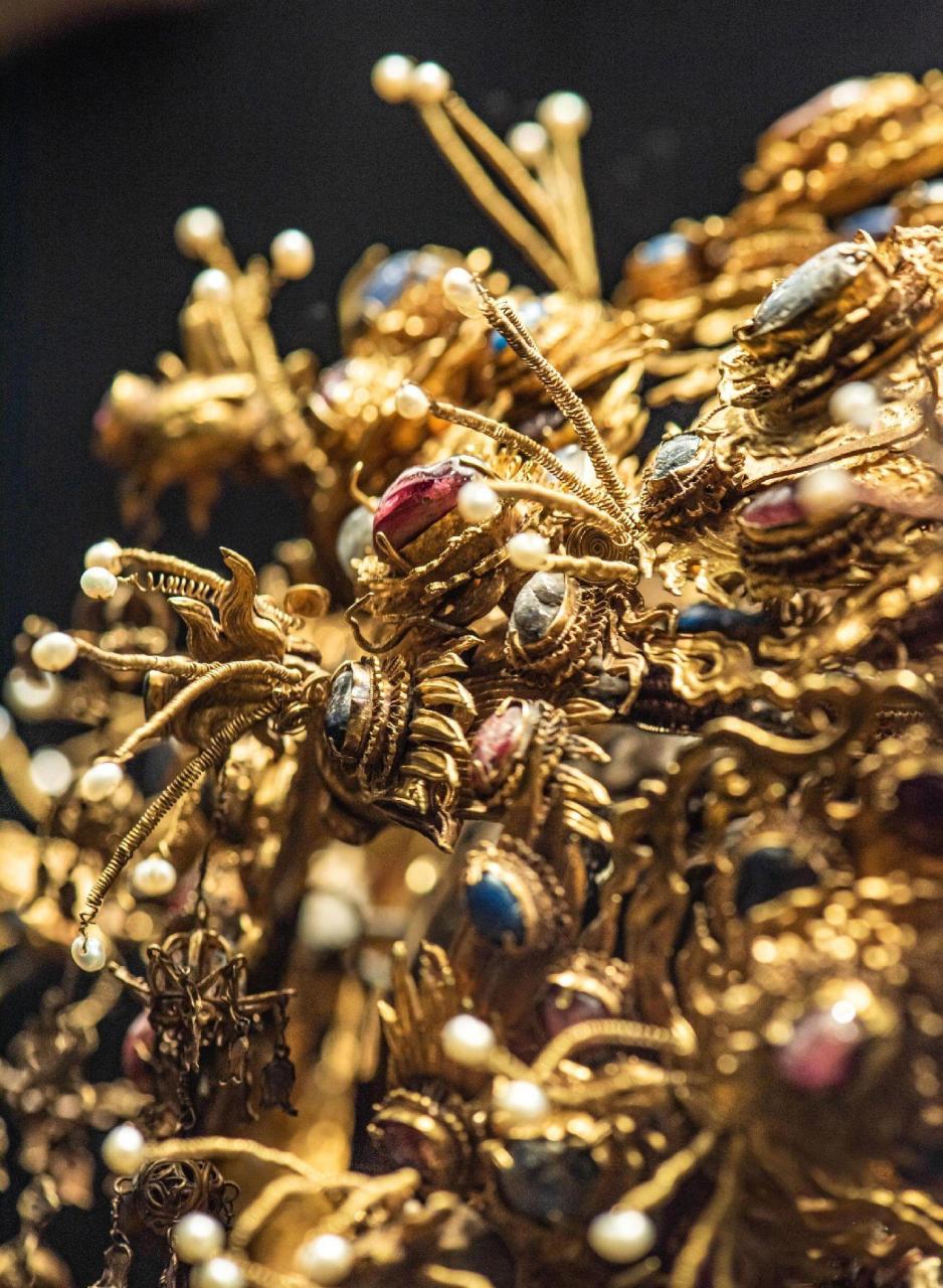 400多年的明代镶宝石金凤冠,学术名也叫五翟金冠,收藏在贵州省博物馆