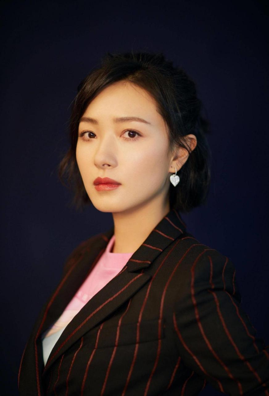 百度创作灵感中心# 万茜,一个凭借清新魅力在娱乐圈中立足的魅力判乔