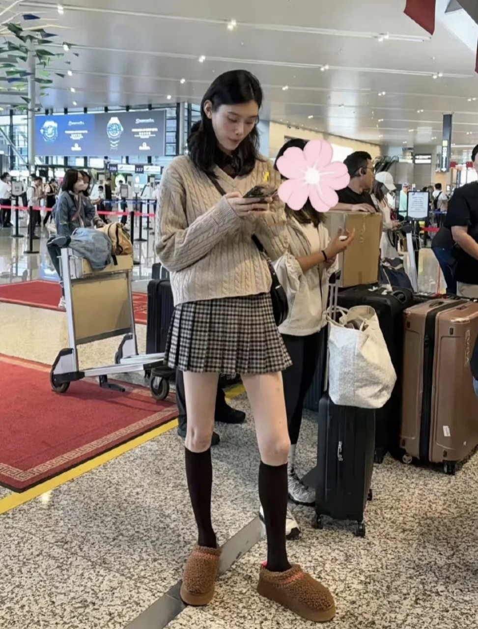 何猷君的眼光是真的很好,网友偶遇的奚梦瑶,这又细又白的大长美腿