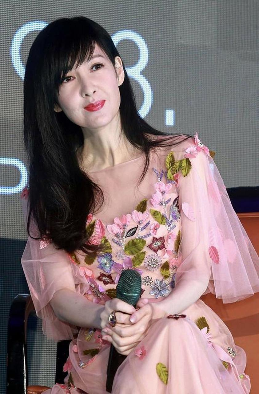 周慧敏曾经是无数男人的梦中情人.
