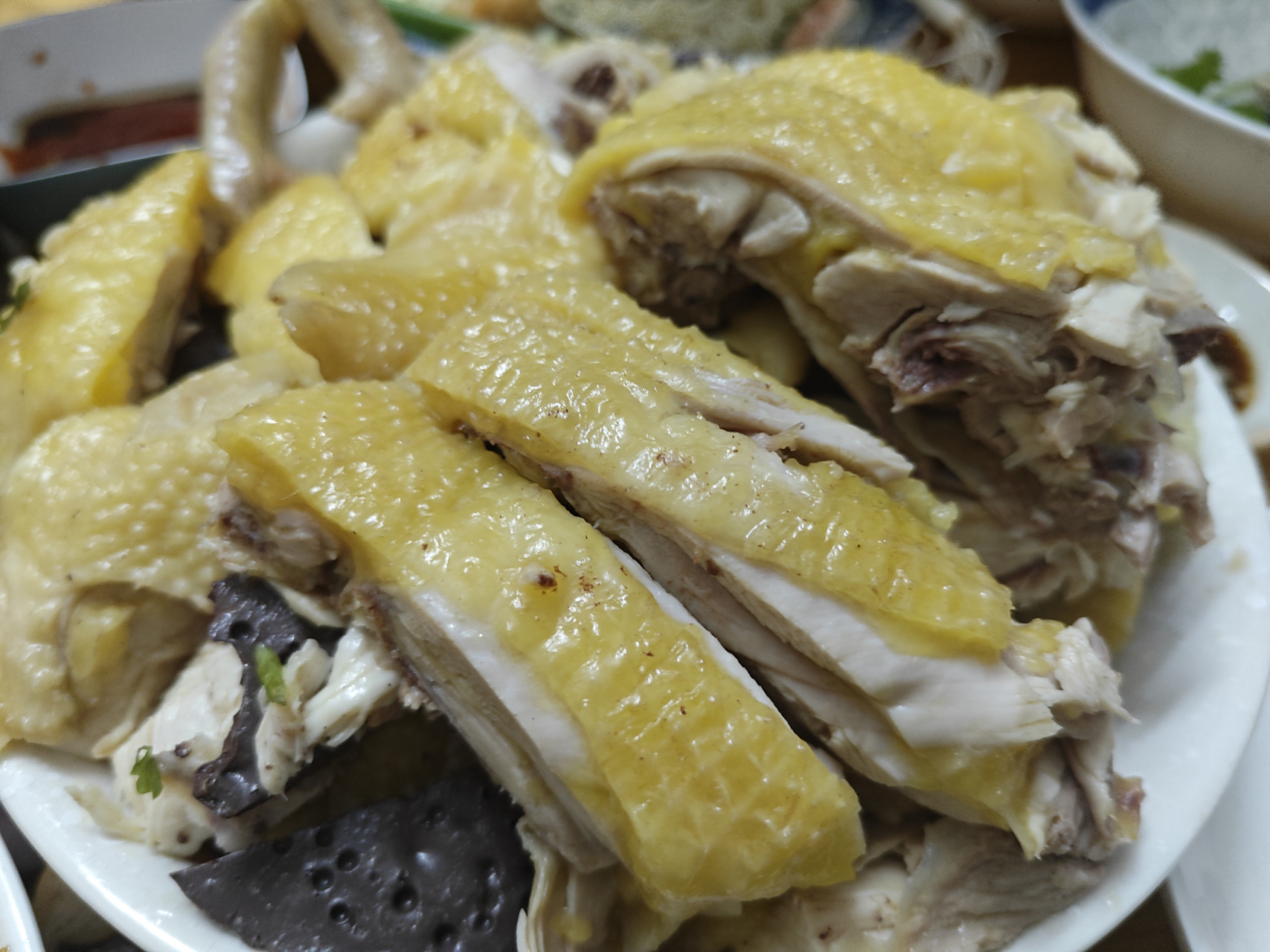 晚餐分享下粤式靓菜:皮脆肉滑正宗白切鸡 , 香芋扣肉[亲吻]