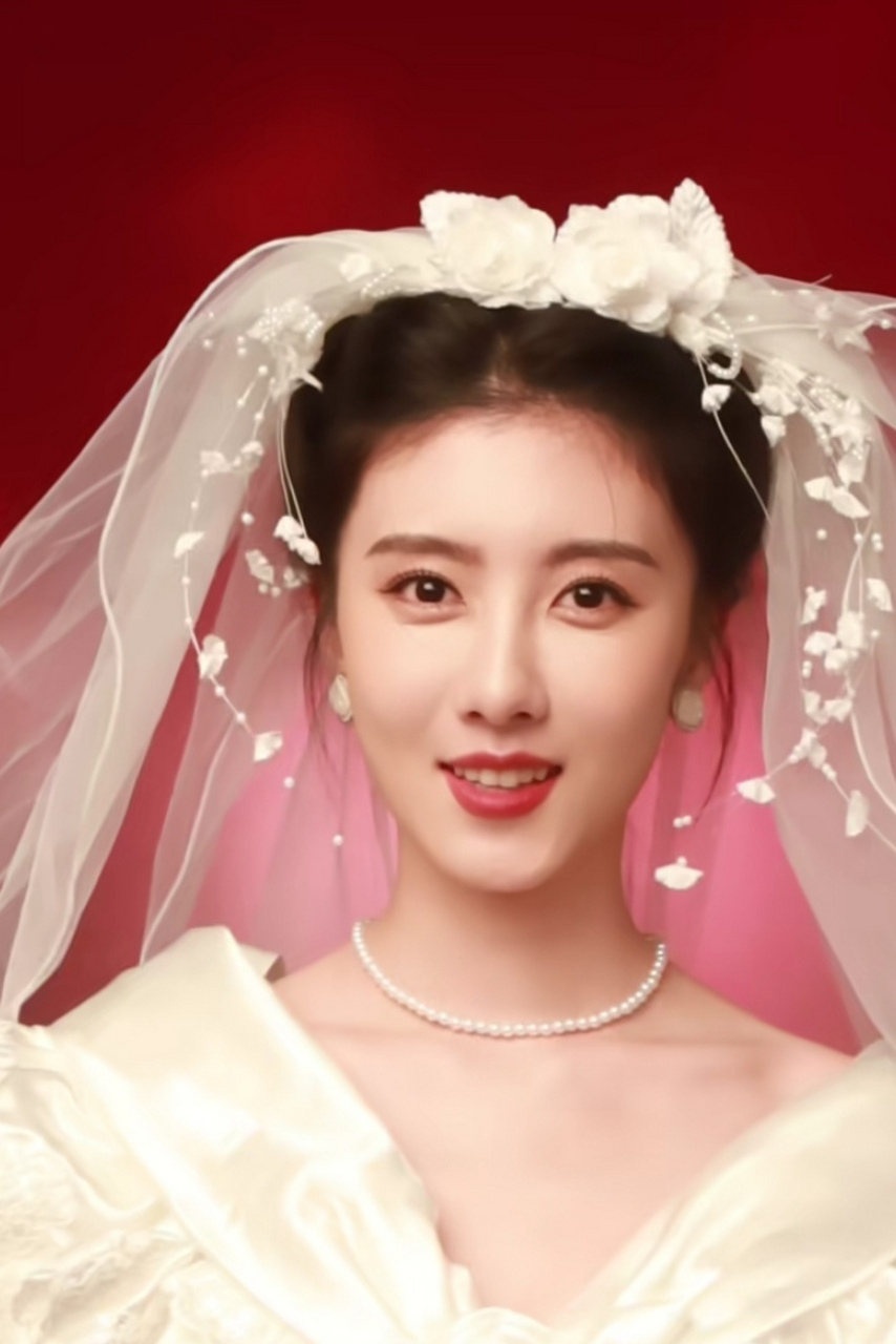 李沁戏里饰演的佟晓梅刚跟春生结婚,戏外曹斐然就发了婚纱照,有点儿耐