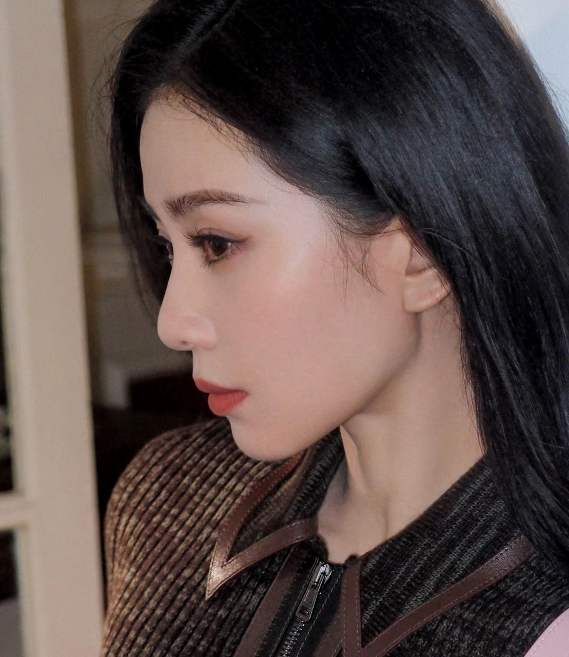 披着乌黑秀发散发明星气质,侧脸下颌线完美展现,脸型线条流畅非常上镜