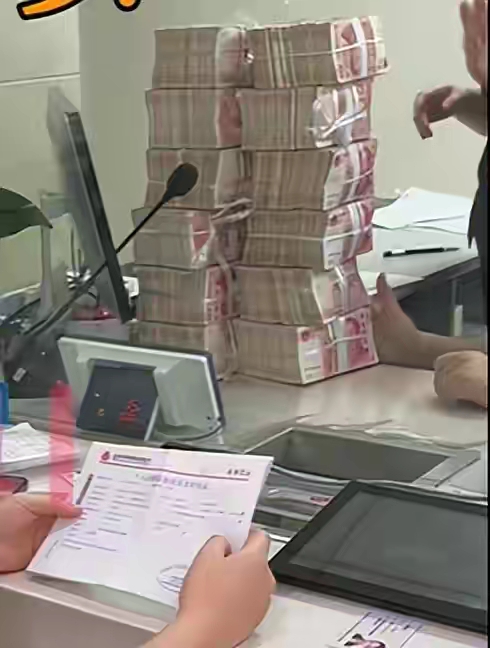 草帽姐为河北水灾捐款120万!12捆现金摞满柜台,亲自冒雨送物资