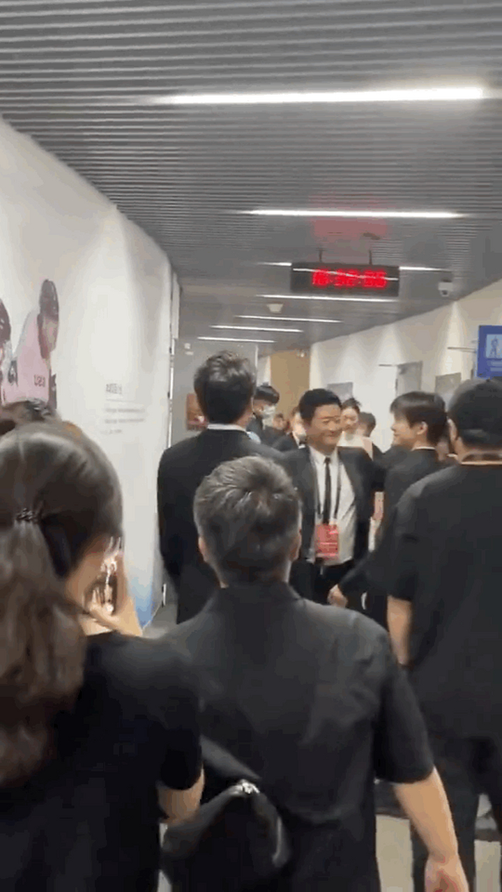 吴京和易烊千玺熊抱打招呼还摸千玺经纪人的头.