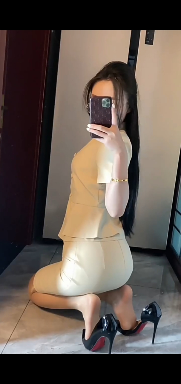 黑色漆面红底高跟鞋#美腿丝袜高跟鞋# #高跟鞋