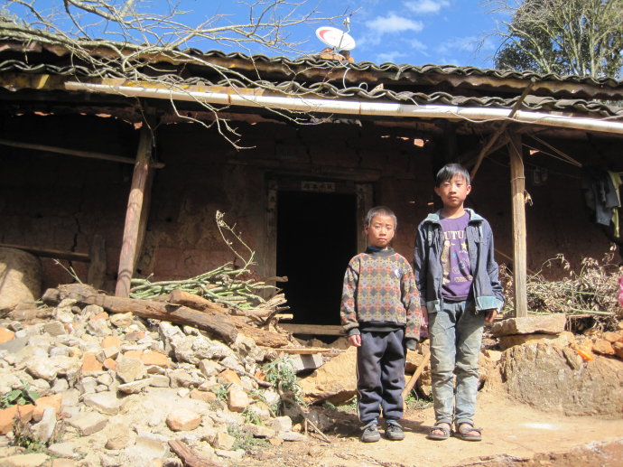 贵州孤儿兄弟,哥哥11岁养羊种果供弟弟上学,弟弟长大送别墅报恩