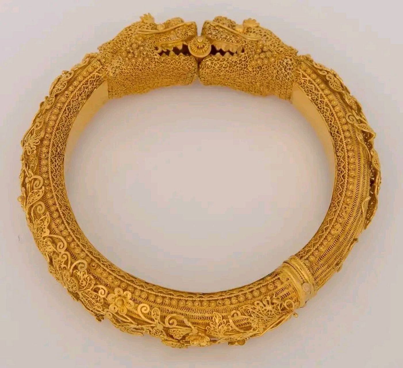 清金累丝花镯,这工艺简直逆天了,用巧夺天工来形容也不为之过,现被