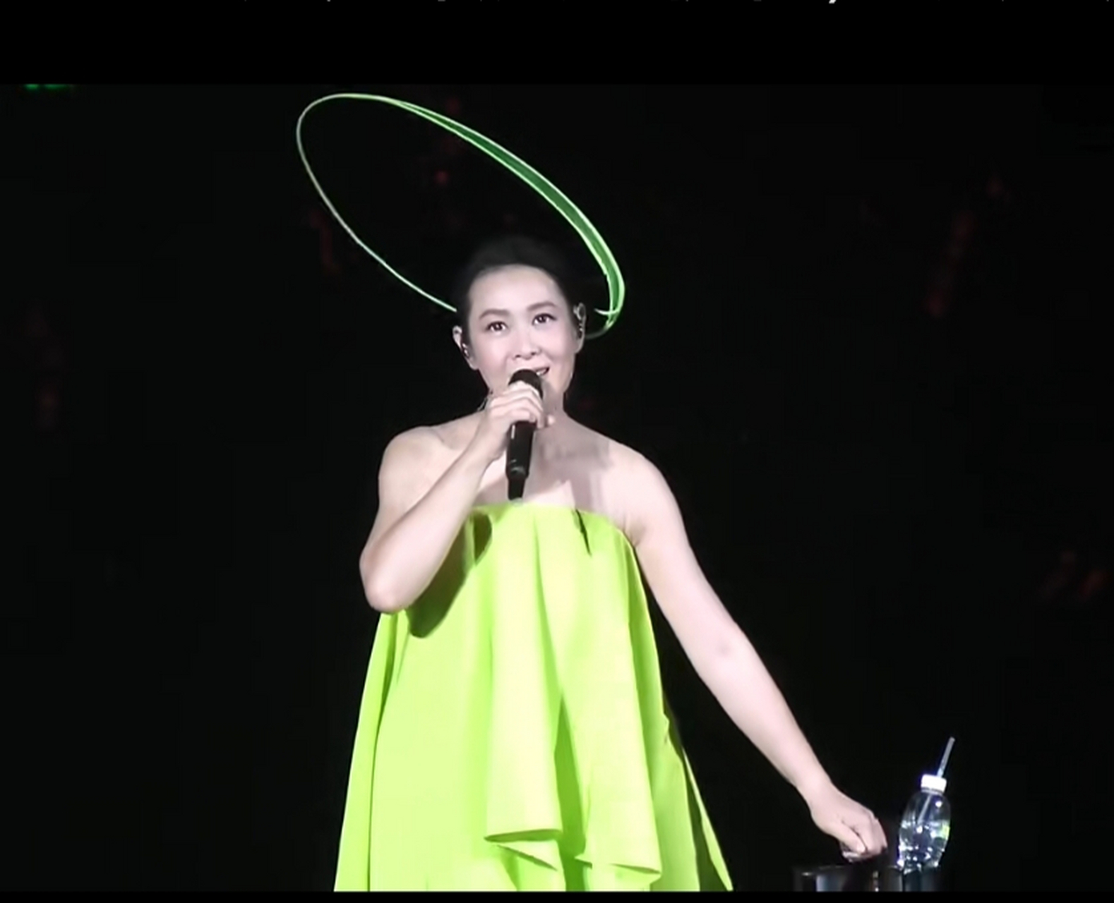 53岁刘若英演唱会,现场照片和修图差距