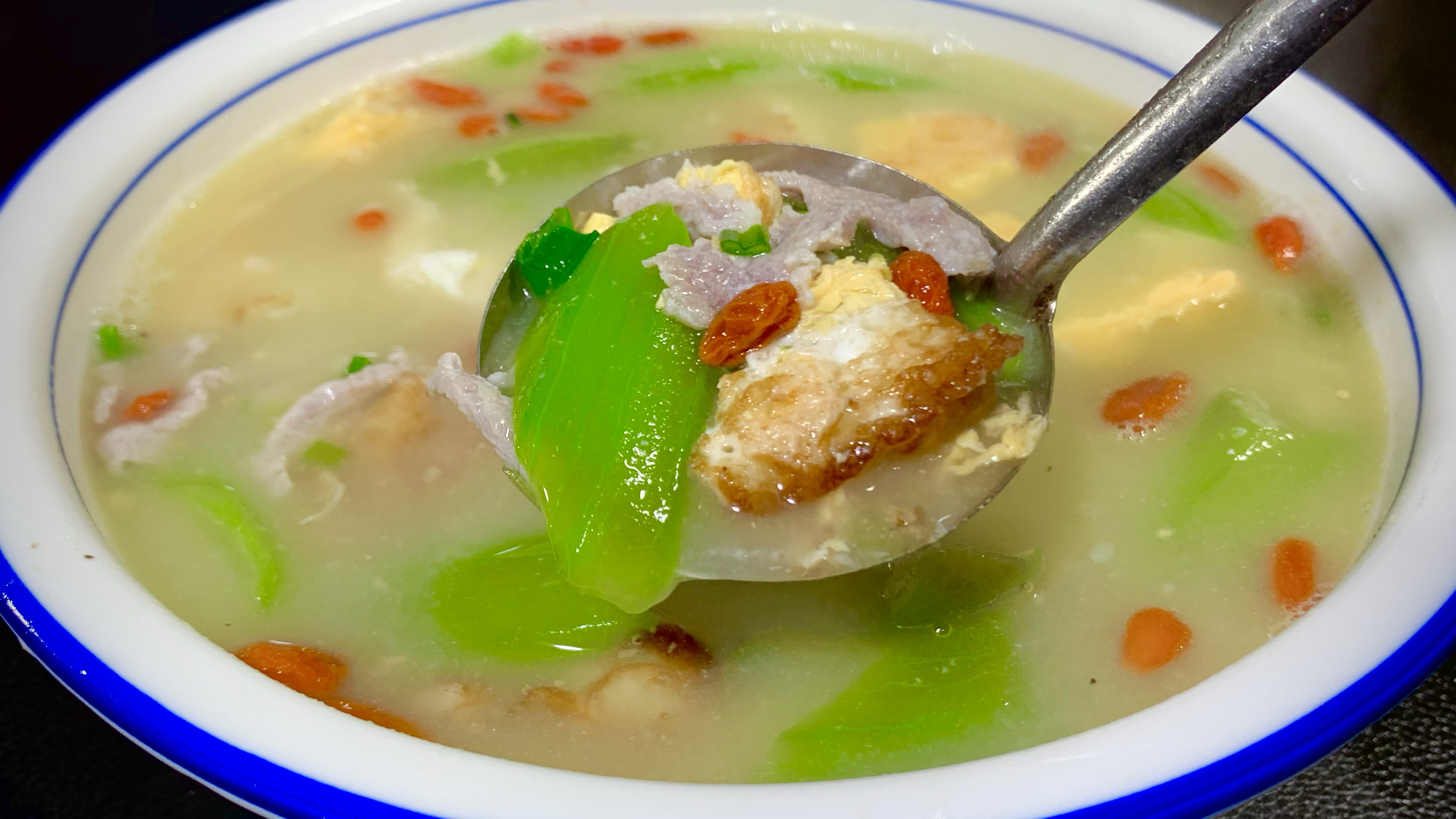 夏天要多喝丝瓜三鲜汤,试试这样搭配食材,汤汁奶白浓郁营养美味