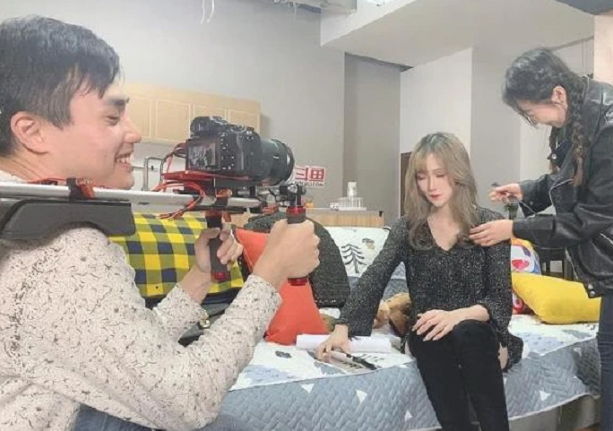 做腐团儿男友什么感觉,"摸腿"让人羡慕,观众知道其身份释然