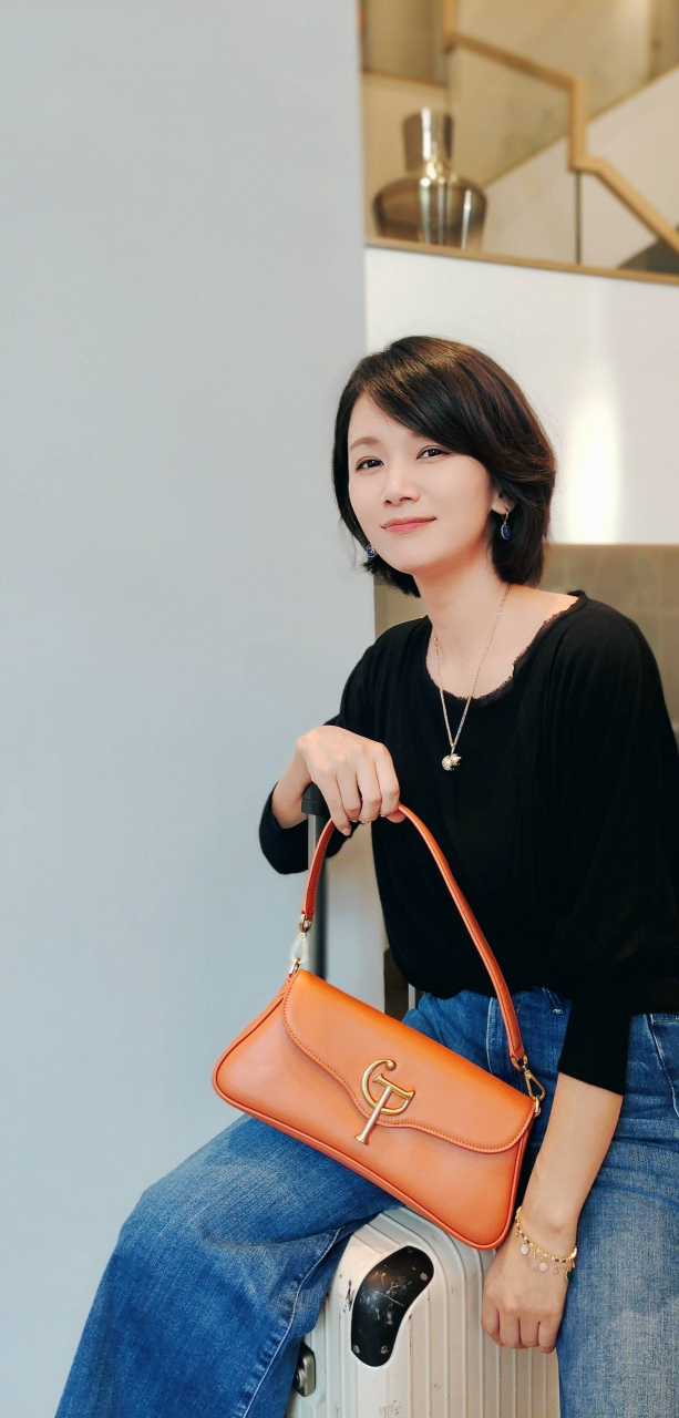 短发的曹曦文真是既干练又漂亮,既有魅力又有气质!