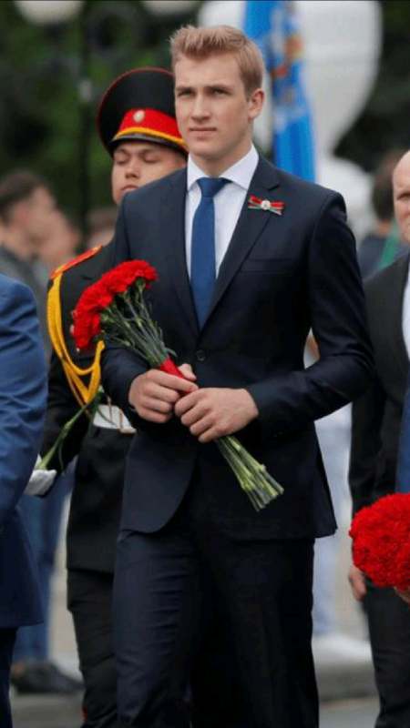 白俄罗斯第一公子尼古拉今年18岁身高19米长得像年轻的卢卡申科可谓