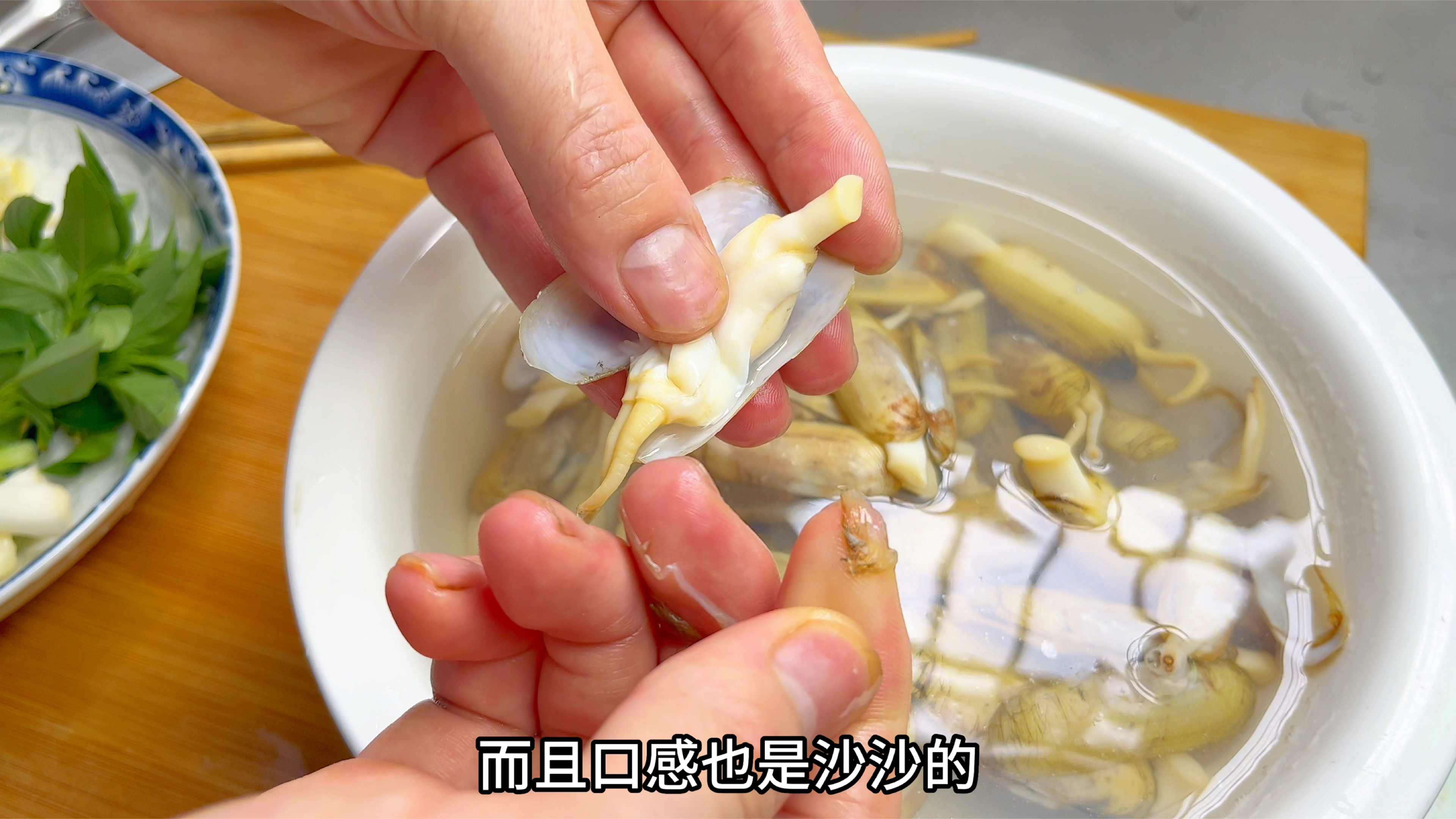 炒蛏子非常简单，但多数人炒不好！大厨教你正确做法，鲜嫩入味