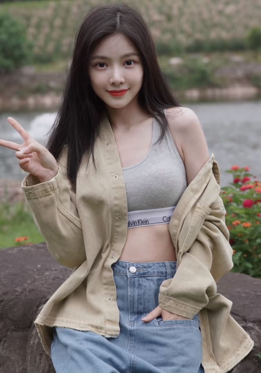 杜淳老婆美照拍个不停,王灿外出度假还带摄影师,民宿院子里凹造型展示