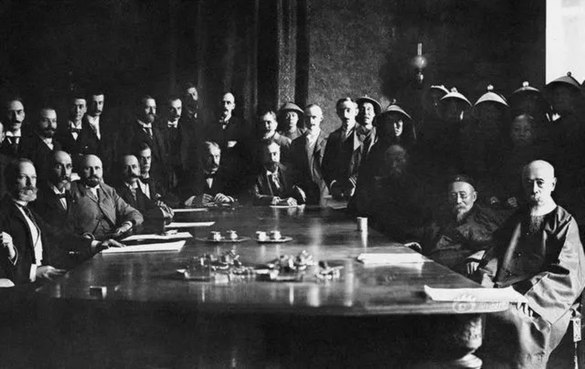 条约签订 后,年近古稀的李鸿章一病不起,而各国公使仍在他的病榻前