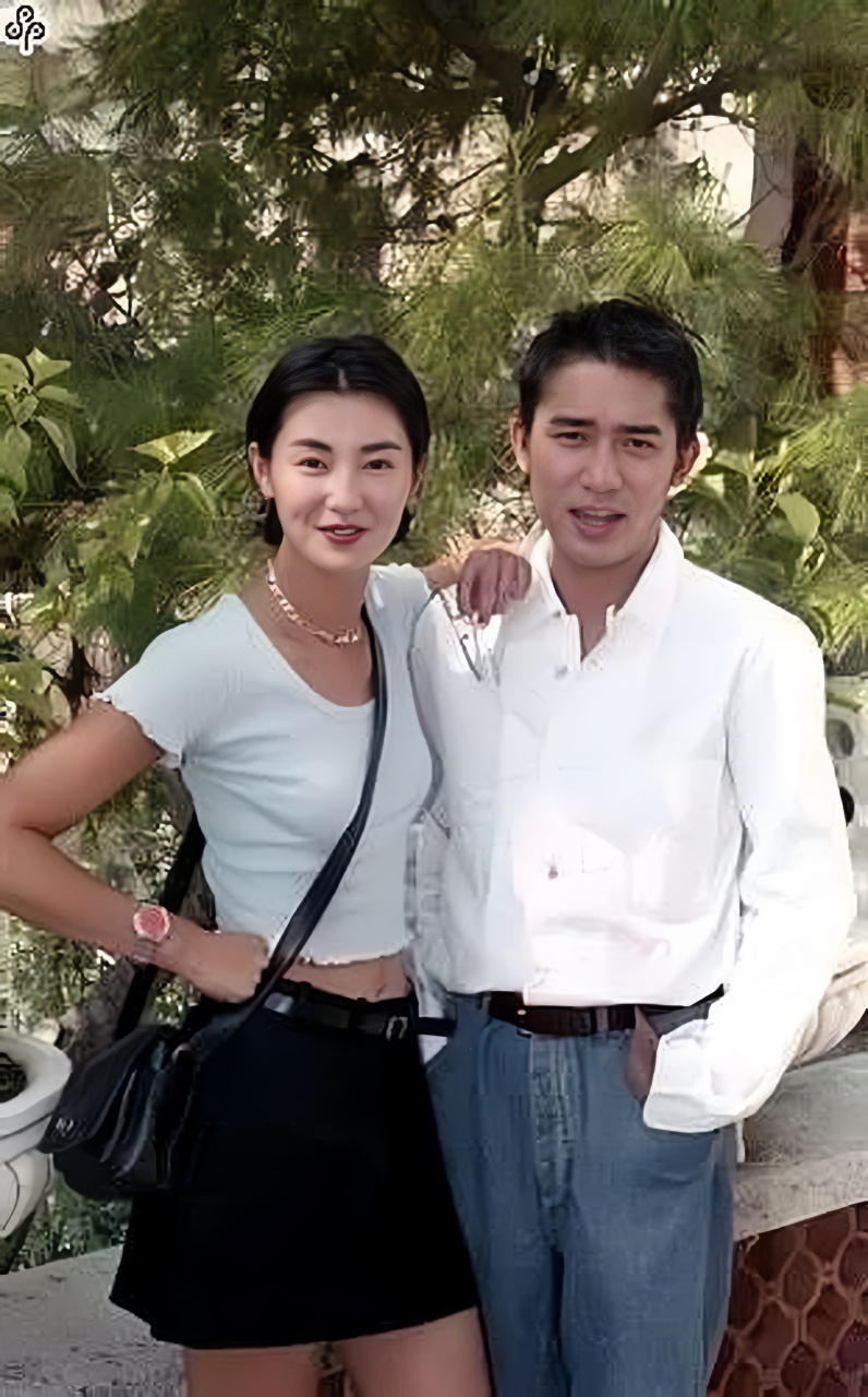 这是一张陈年老照片,图中是梁朝伟和张曼玉外出旅游随拍的一个留念