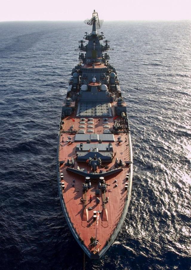 先说基洛夫级巡洋舰,这个七十年代末八十年代初的巨兽在当年是海上