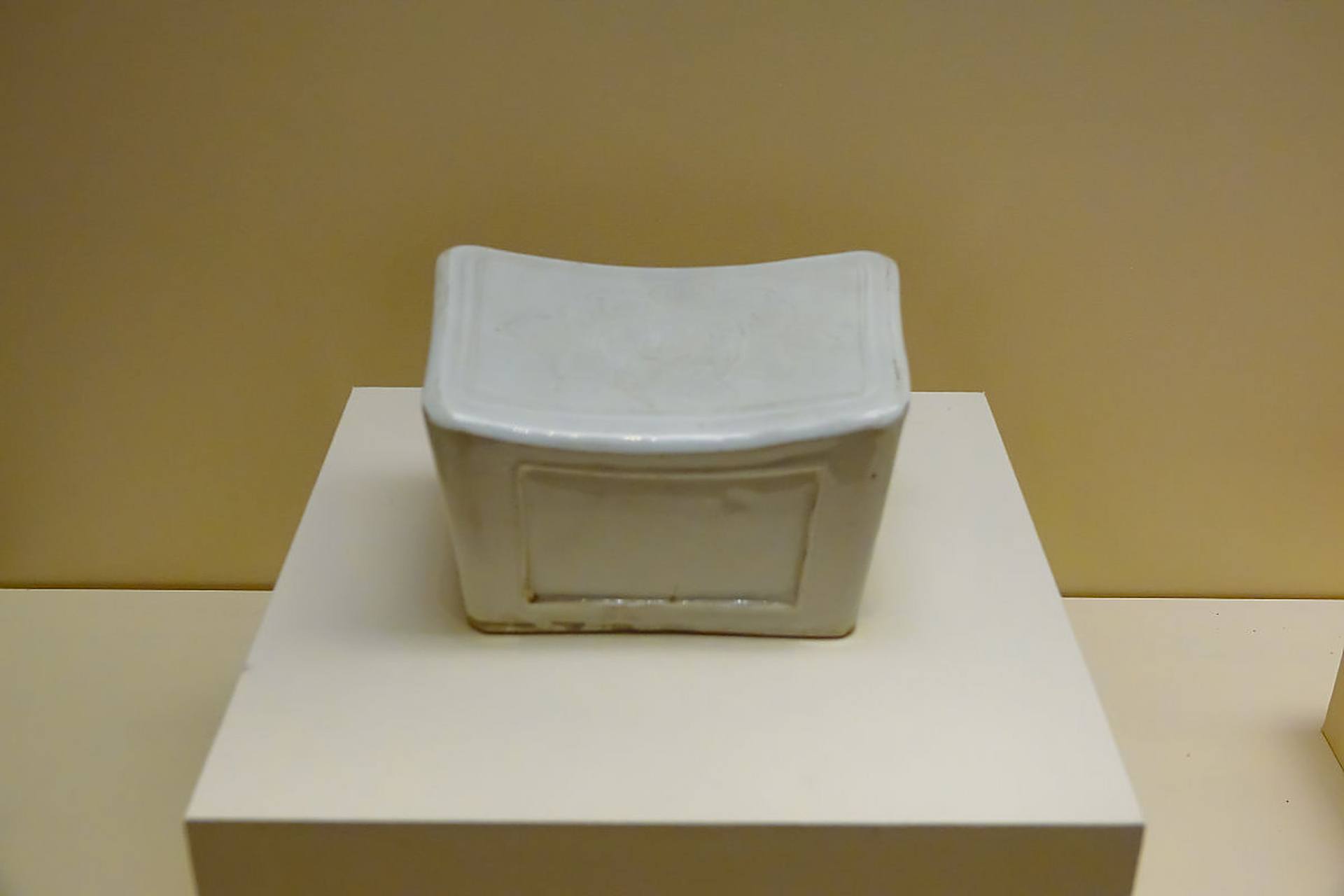 【如果国宝会说话】 白瓷枕 瓷枕实物最早见于隋朝 此枕呈长方形 枕面