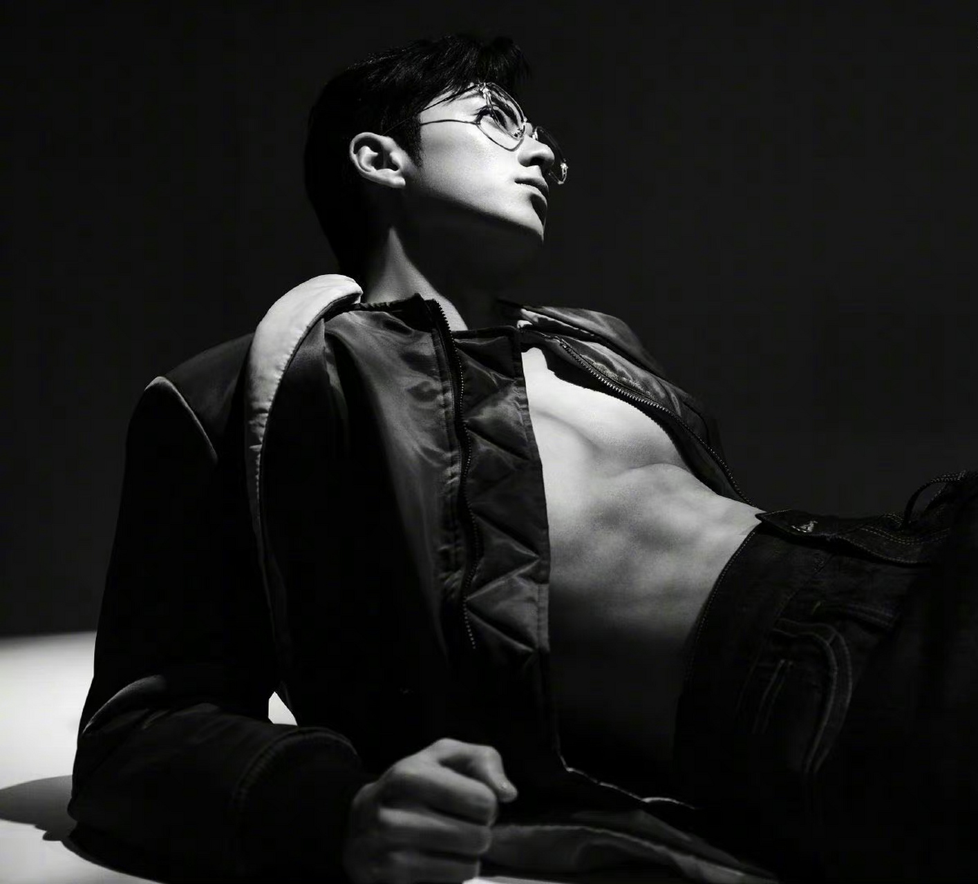 王鹤棣肚子,王鹤棣果然是最好的反黑,刚刚看到微博晒图,大帅哥条正盘