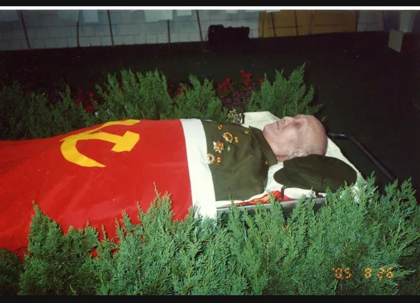 这是2005年,张政将军病逝后,一张罕见的遗容,照片中的他一身戎装,躺在