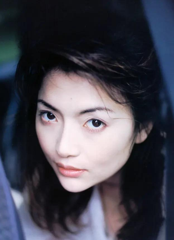 55岁的青田典子分享生活照片,婚姻的坎坷和乐观的cc女郎