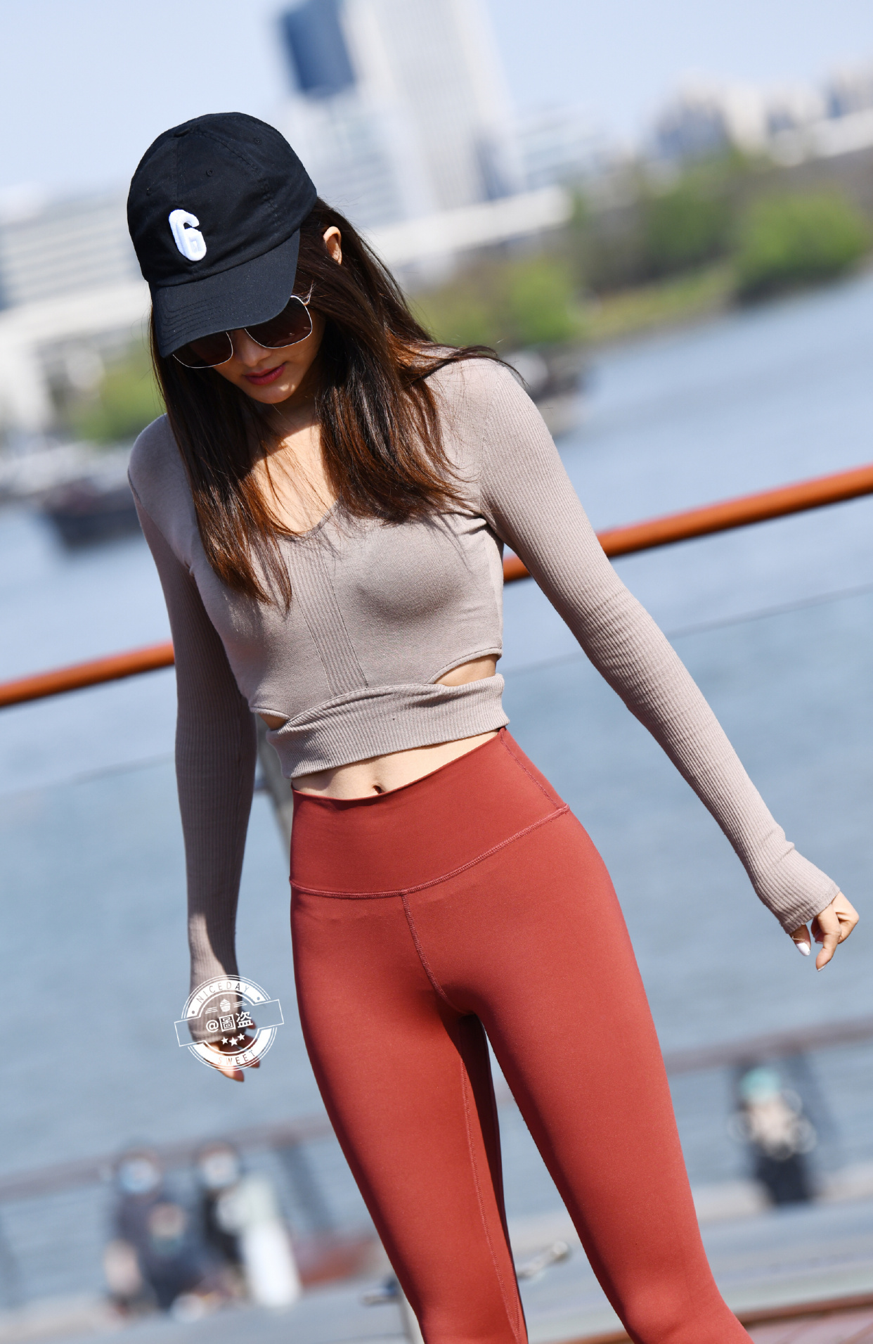 瑜伽裤街拍,正在直播的瑜伽裤小姐姐!