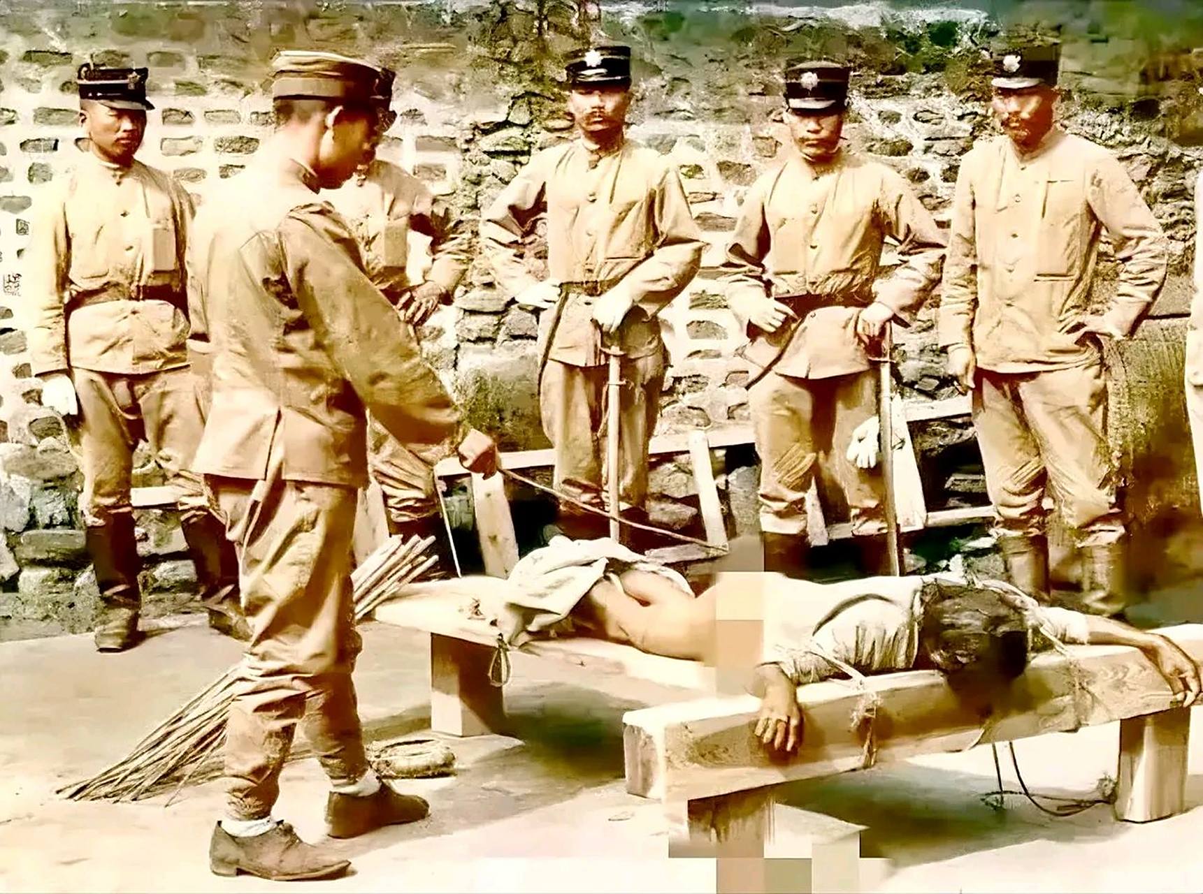 1934年,沈阳监狱,日军禁止公开的一张老照片,镜头中躺在受刑台上的人