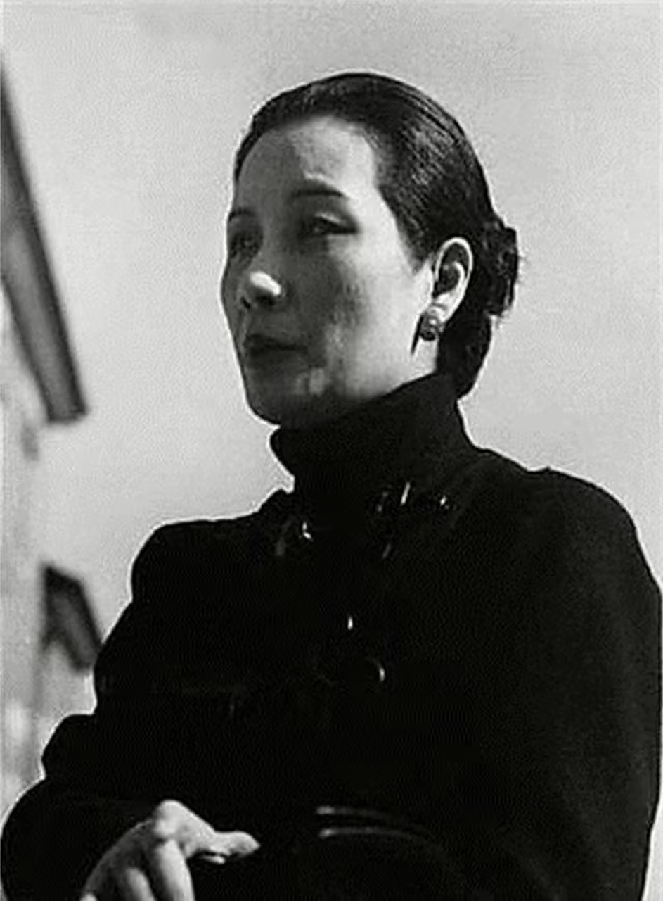 一向目中无人傲慢不逊的宋美龄,跪在灵柩旁哭得伤心欲绝