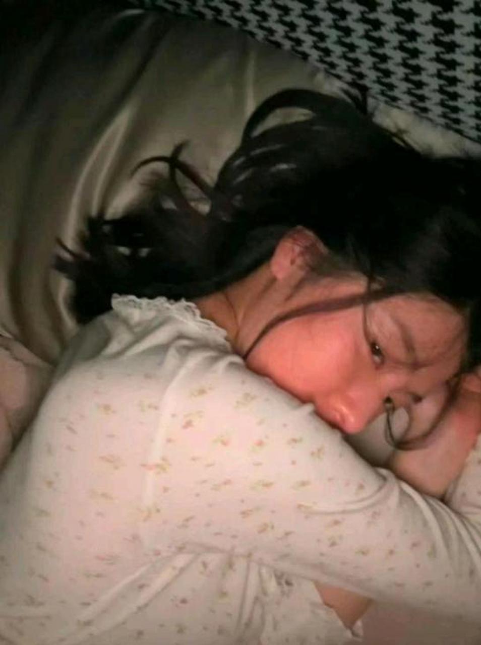 领导喝醉了,把她背到床上,她喝酒上脸,脸蛋红扑扑的.