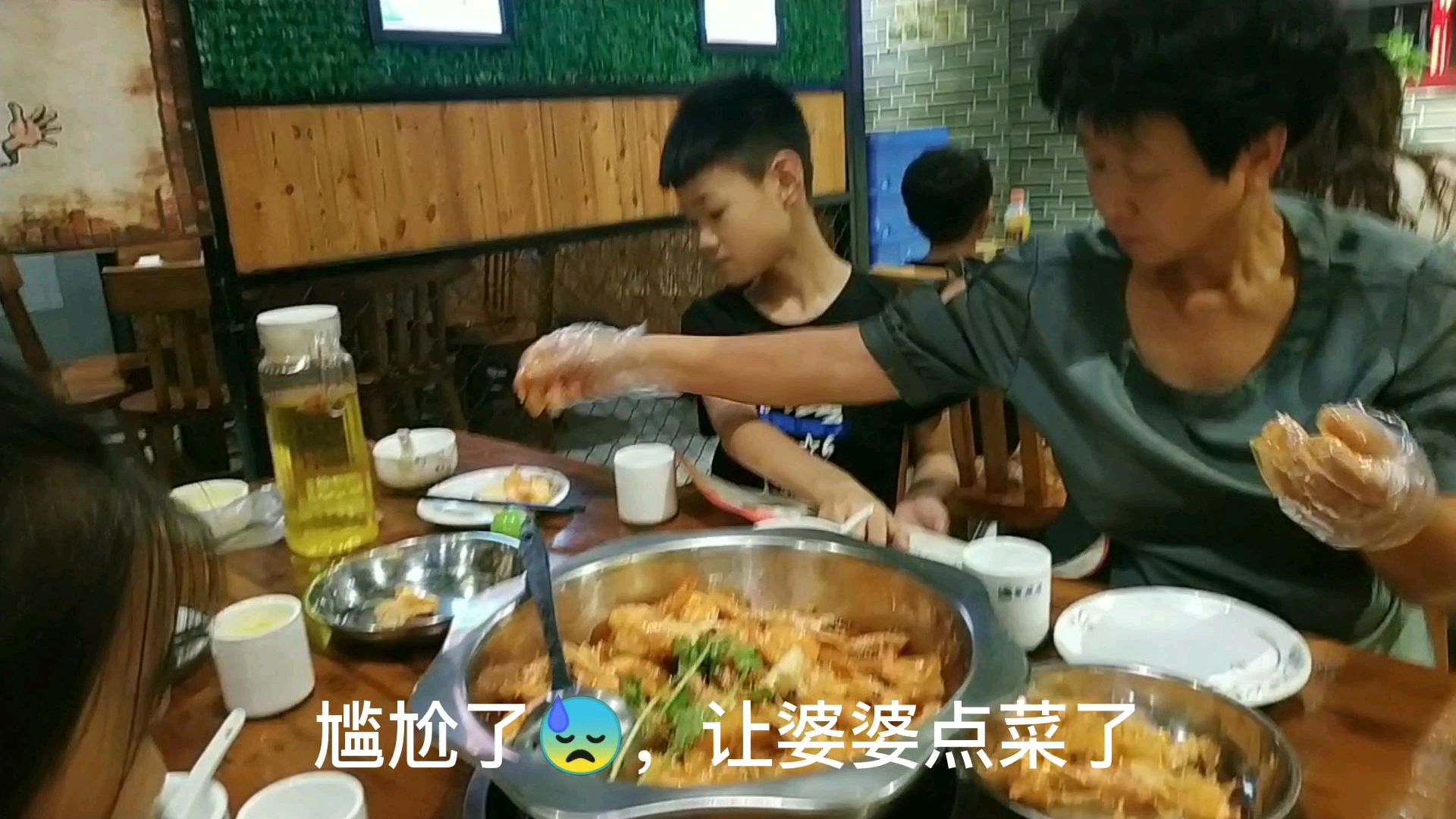 农村婆婆来山西,娟子请吃王婆大虾,没想到点菜时尴尬了