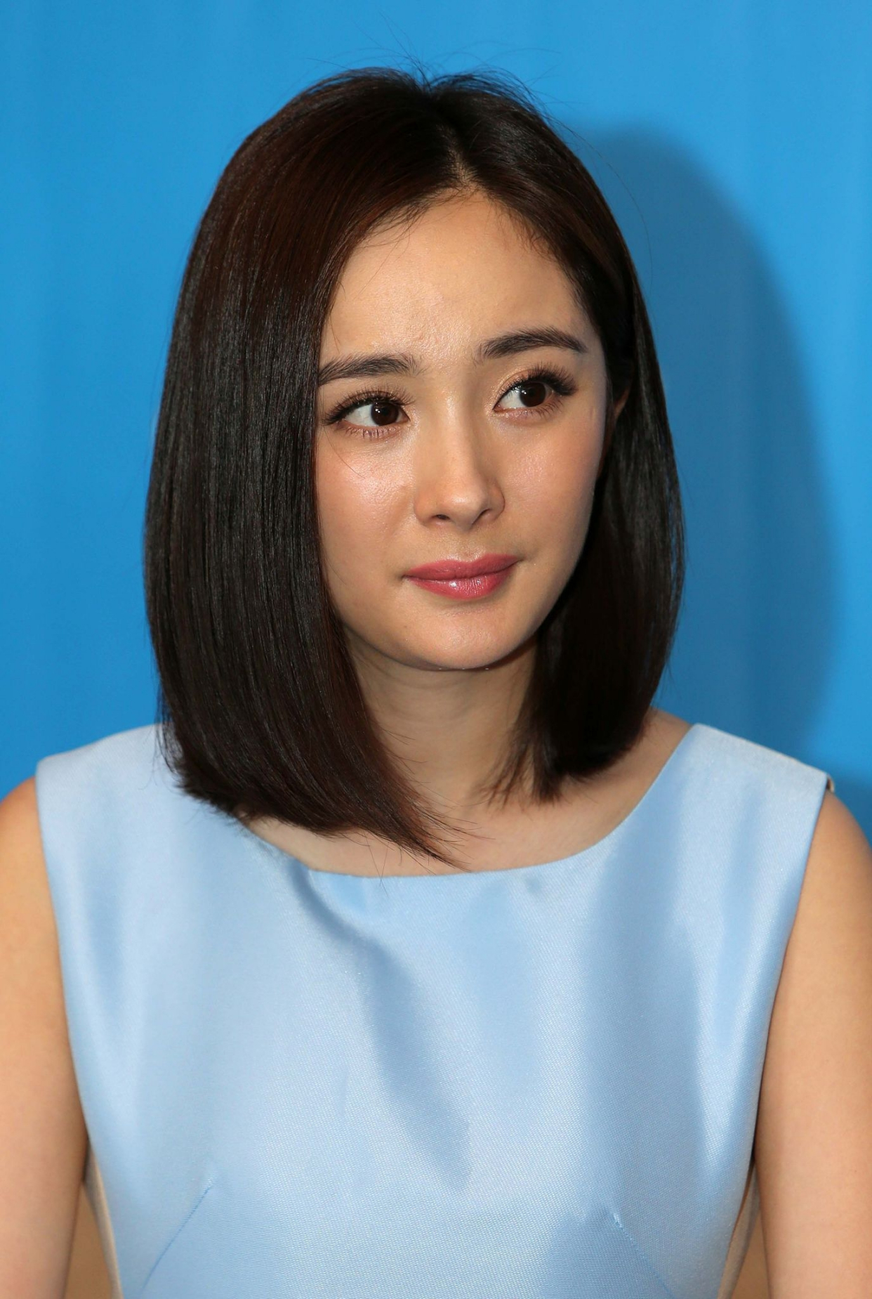 身着淡蓝色裙子未修饰超清图的杨幂