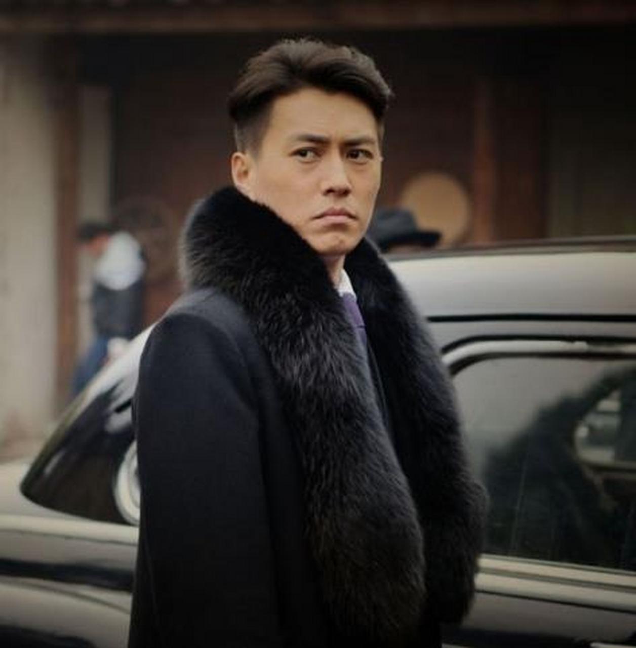 靳东,八年前《伪装者》中扮演了一方大佬,臭名昭著的76号由他掌管,那