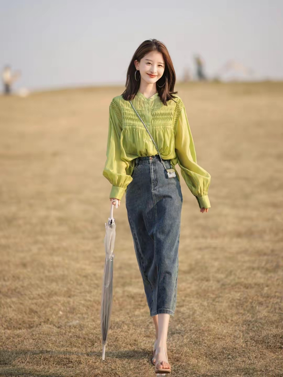 凝神远瞩德之休明,风仪秀整体态轻盈.