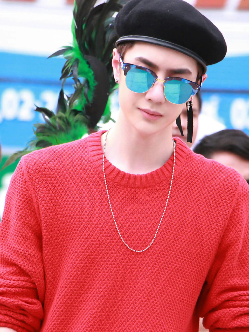 帅酷男孩儿王一博,红色上衣搭配破洞牛仔裤,戴上酷酷的墨镜,酷中带甜