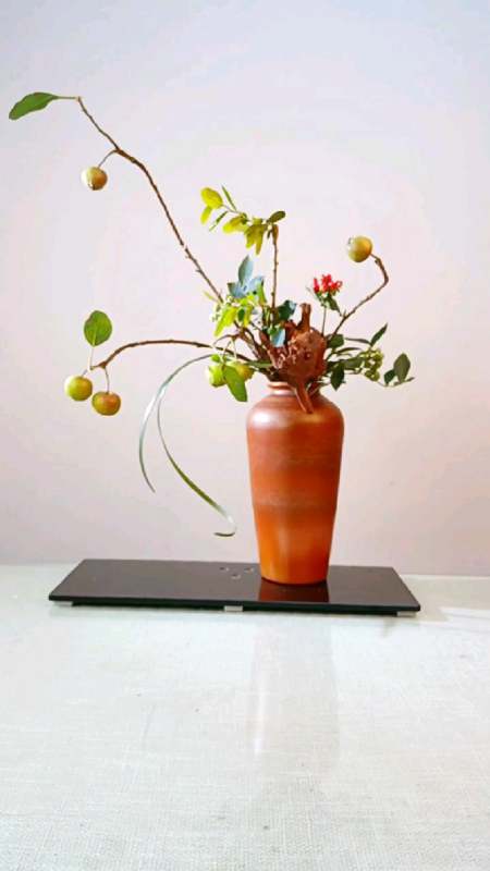 文人插花会得远山浓淡思数枝落墨胆瓶中