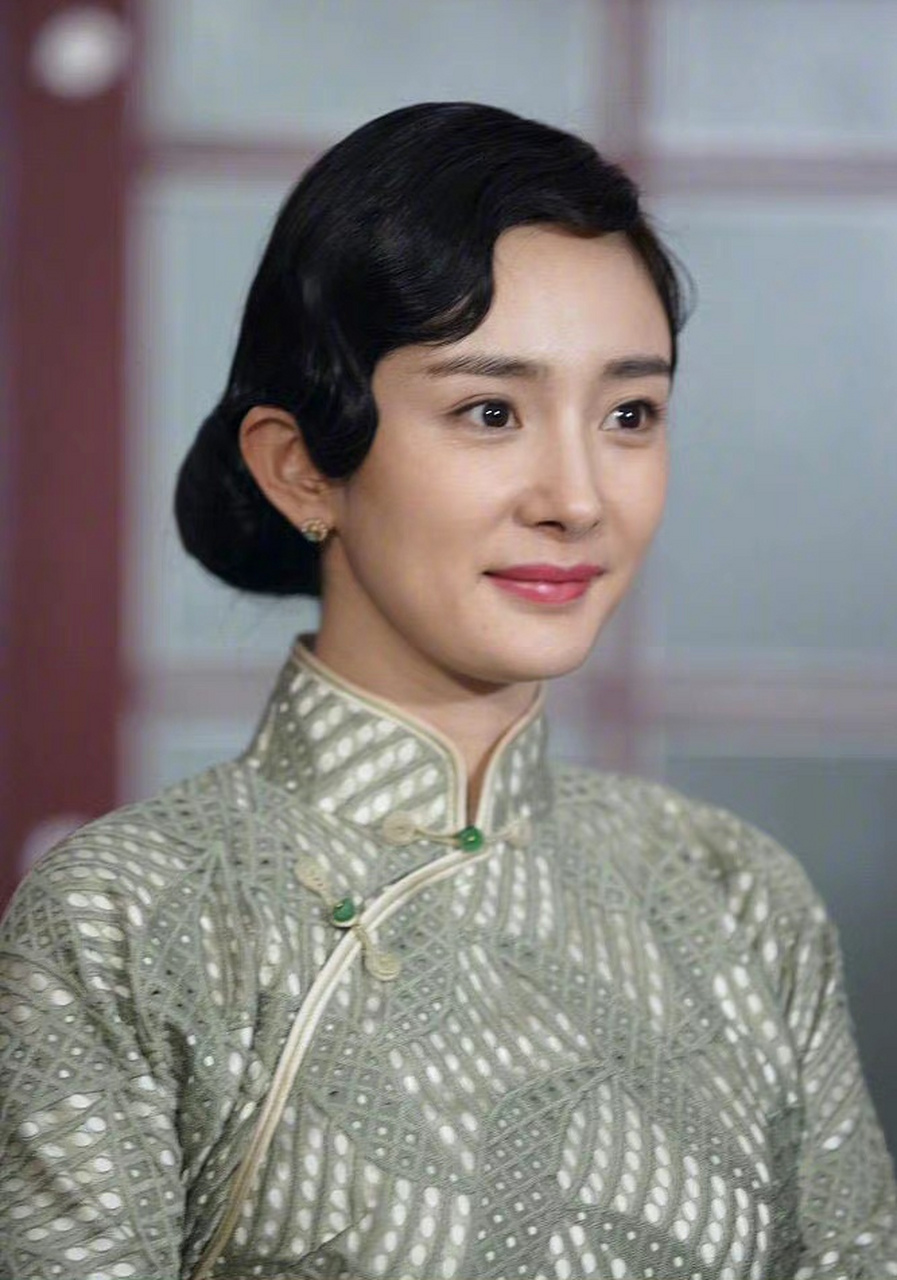 杨幂旗袍造型怎么样?感觉有点显老