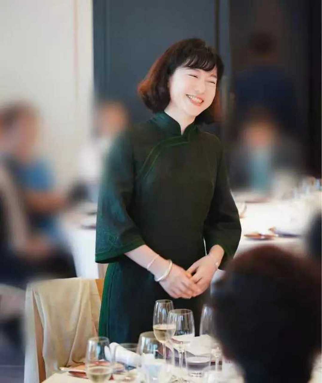 老公杨振宁近况糟糕 近日,在一场备受瞩目的日本酒会上,47岁的翁帆