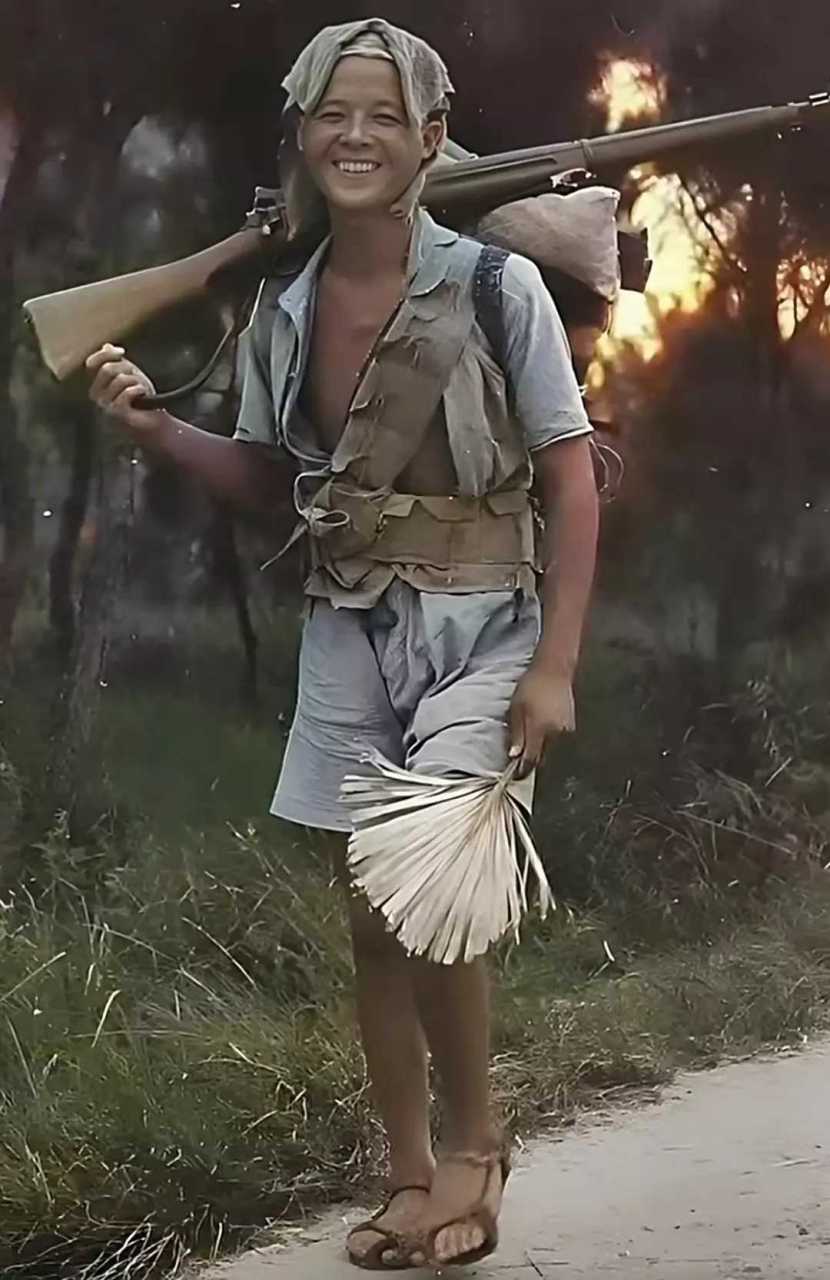 1945年桂柳反攻战役期间,正在行军的国军94军士兵