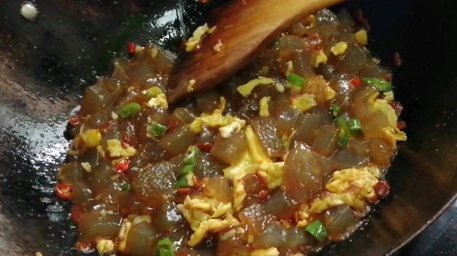 开封特色小吃《炒凉粉》软香筋道酱香浓郁,家中也能做出特色!