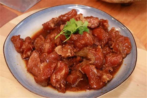红润诱人的红烧牛窝骨,香脆有嚼头,口感倍儿香
