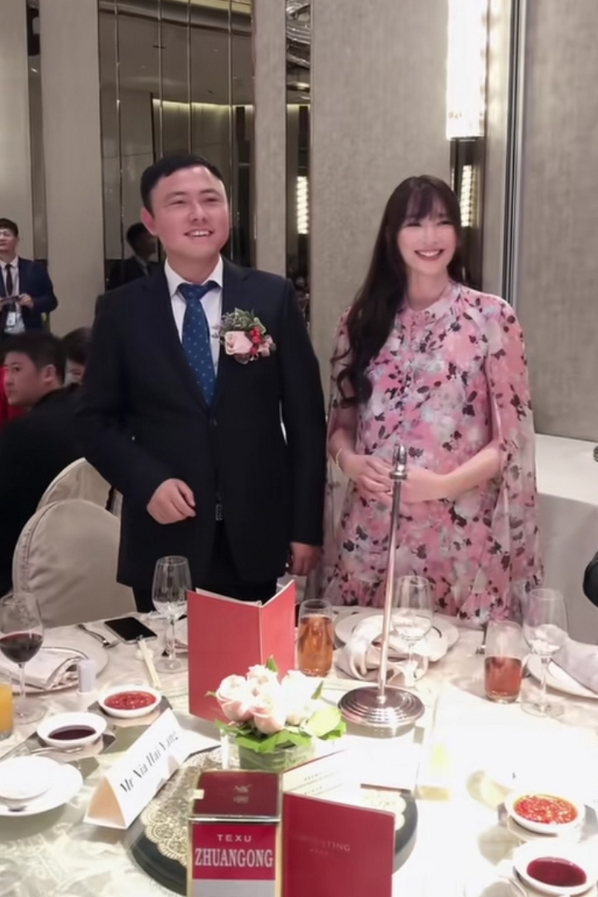 台湾女星吴佩慈与富豪男友纪晓波在2020年时的一条视频登上热搜,当时