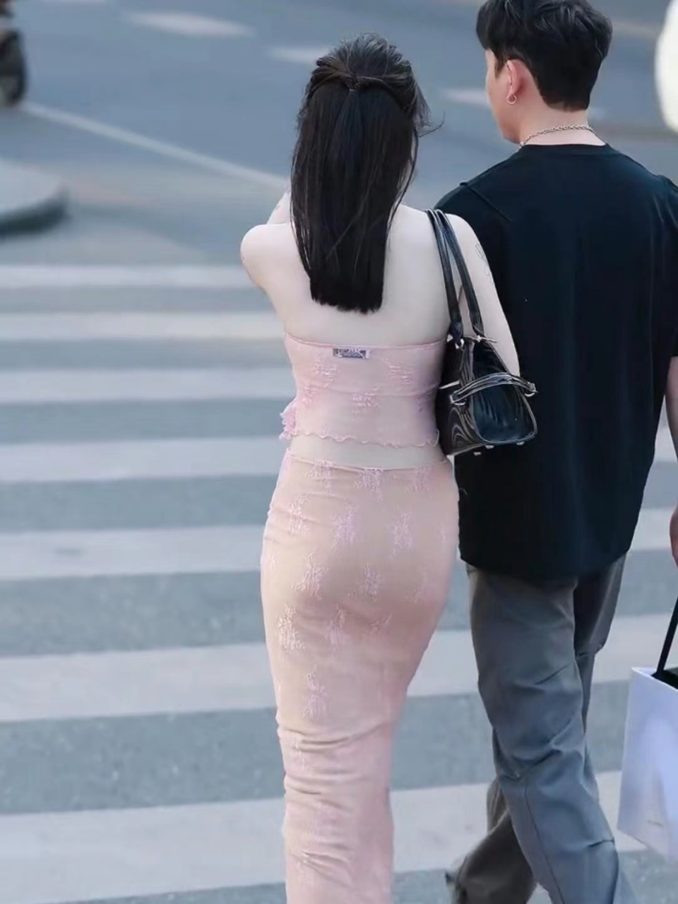 街拍背影,好白皙的美女,胳膊纹的啥?